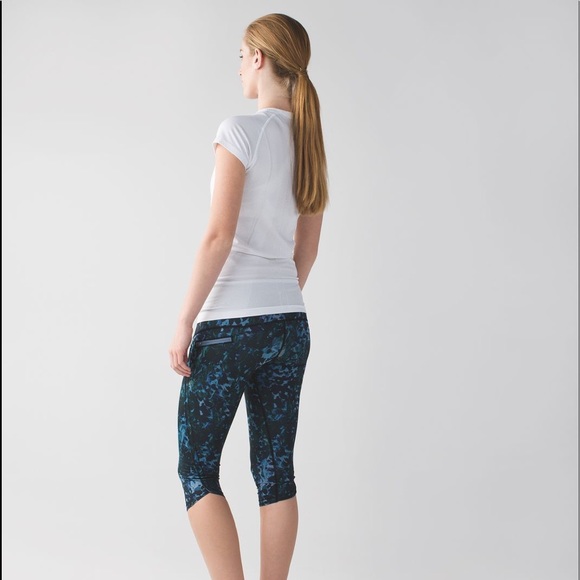 Lululemon Run: Top Speed Crop Full-On Luxtreme
Floral Backdrop Blue Denim Multi - Picture 2 of 14